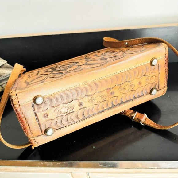 Vintage Leather HandTooled Large Floral Motif Shoulder Bag - Picture 7 of 11